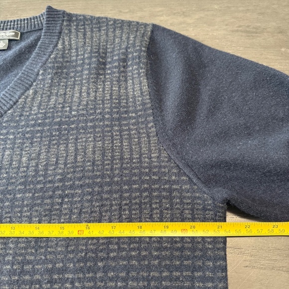 Saks Fifth Avenue Men’s 100% Cashmere V-Neck Pullover Sweater Size M - Picture 4 of 6